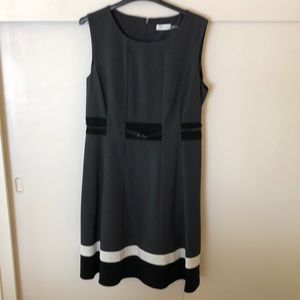 Sleeveless career dress, in grey/black/cream